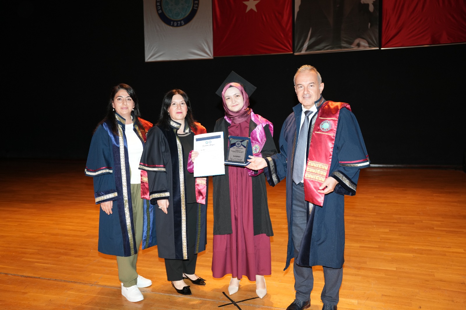 Bursa Uludağ Üniversitesi Eğitim Bilimleri Enstitüsünde Lisansüstü Mezuniyet Coşkusu Yaşandı